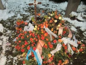 Nach seinem Tod, auf Bädas Grab liegen viele Blumen in Organe.