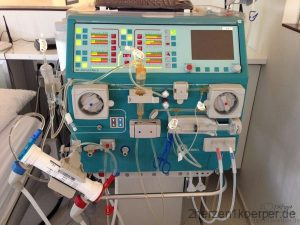 Die ferig aufgebaute und gefüllte Dialysemaschine